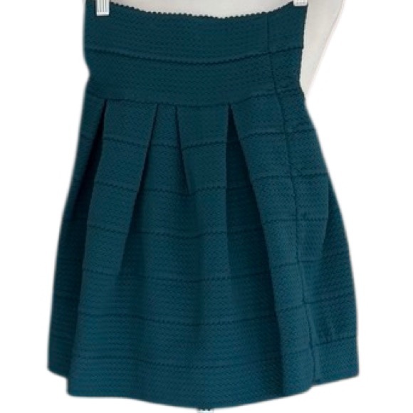 H&M Teal textured, pleated skater skirt size XS. - Picture 3 of 4